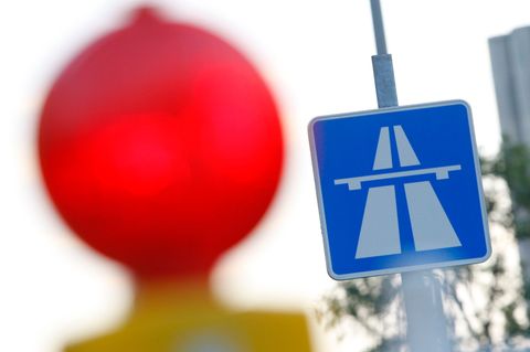 Ein beschädigter Gullydeckel sorgt für einen Unfall auf der Autobahn 9. (Symbolbild) Foto: Florian Schuh/dpa