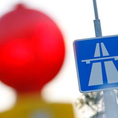 Ein beschädigter Gullydeckel sorgt für einen Unfall auf der Autobahn 9. (Symbolbild) Foto: Florian Schuh/dpa