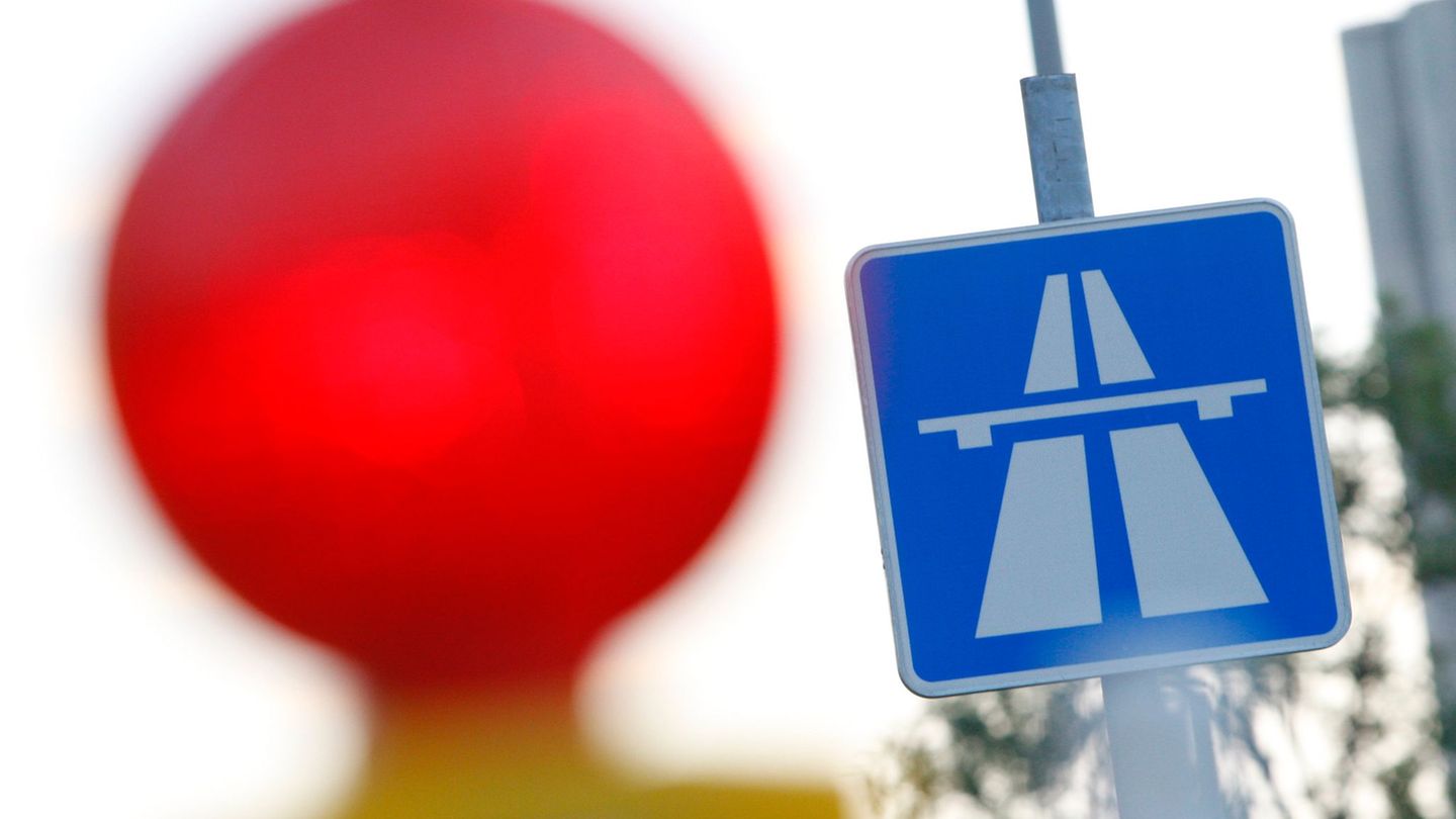 Ein beschädigter Gullydeckel sorgt für einen Unfall auf der Autobahn 9. (Symbolbild) Foto: Florian Schuh/dpa