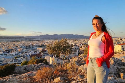 Expertin Jasmina Neudecker besucht in Athen eine der am stärksten von extremer Hitze bedrohten Großstädte Europas.
