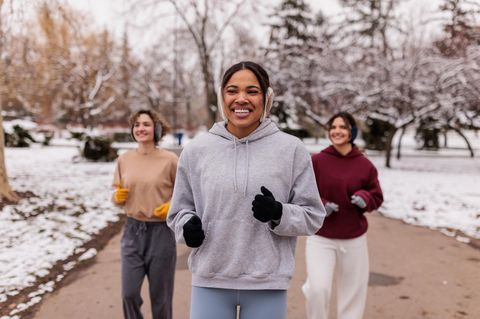 Drei junge Frauen joggen im Winter