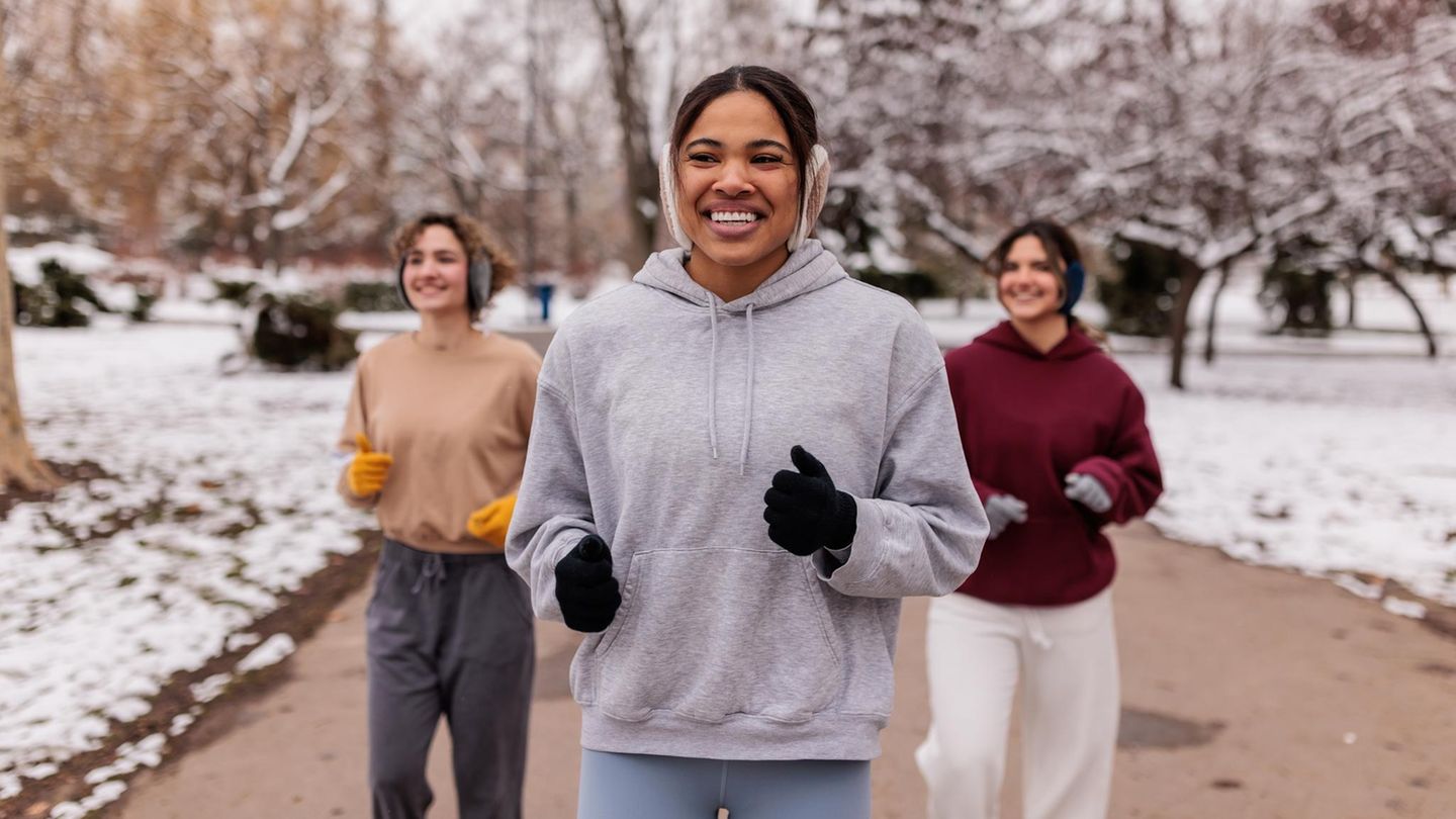 Drei junge Frauen joggen im Winter
