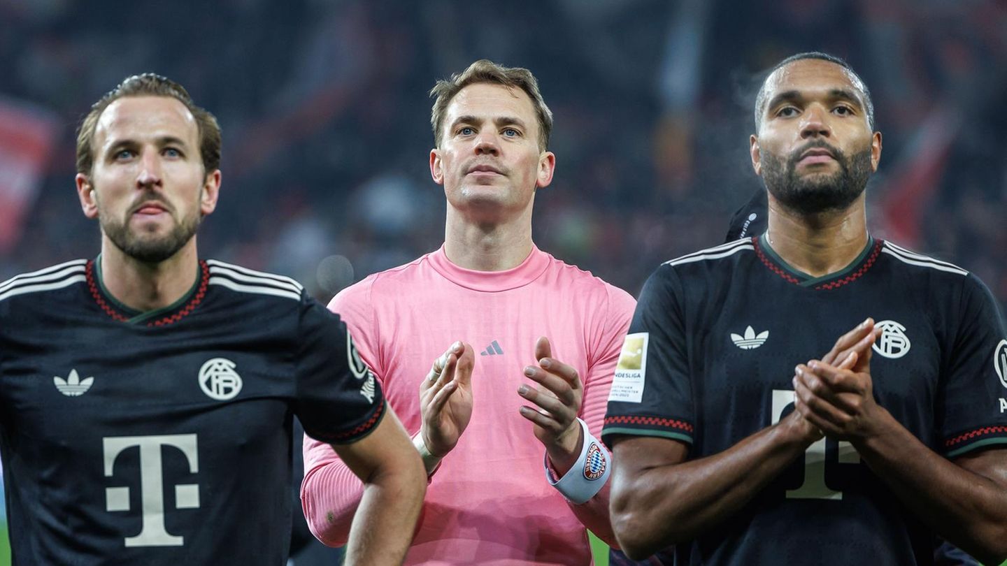 Bedröppelte Profis des FC Bayern: Manuel Neuer (m.) und Kollegen haben eine verdiente Niederlage in London kassiert