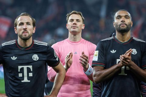 Bedröppelte Profis des FC Bayern: Manuel Neuer (m.) und Kollegen haben eine verdiente Niederlage in London kassiert