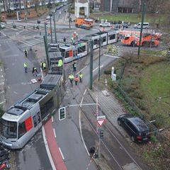 Die Straßenbahn wurde in der Mitte auseinandergerissen. Foto: David Young/dpa