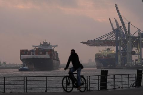 Fahrradfahrer am Hamburger Hafen bei kaltem Wetter