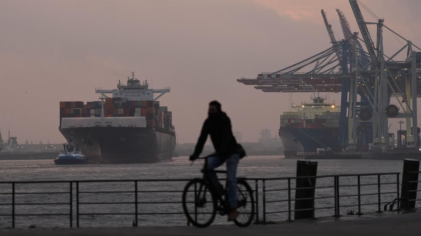 Fahrradfahrer am Hamburger Hafen bei kaltem Wetter