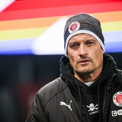 Erlebt sportlich seine schwerste Zeit beim FC St. Pauli: Cheftrainer Alexander Blessin Foto: Christian Charisius/dpa