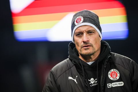 Erlebt sportlich seine schwerste Zeit beim FC St. Pauli: Cheftrainer Alexander Blessin Foto: Christian Charisius/dpa