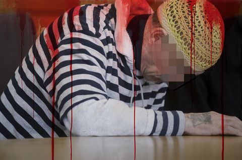 Montage zeigt einen Angeklagten im Gericht mit verpixeltem Gesicht mit darüber liegender roter Farbe