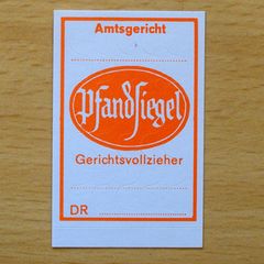 Gerichtsvollzieherinnen und -vollzieher sind eine der Berufsgruppen, die das neue mobile Alarmsystem testen sollen. (Symbolbild)