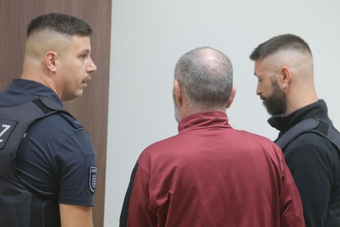 Gera: Der Angeklagte (M) wird von Justizbeamten in den Gerichtssaal geführt.