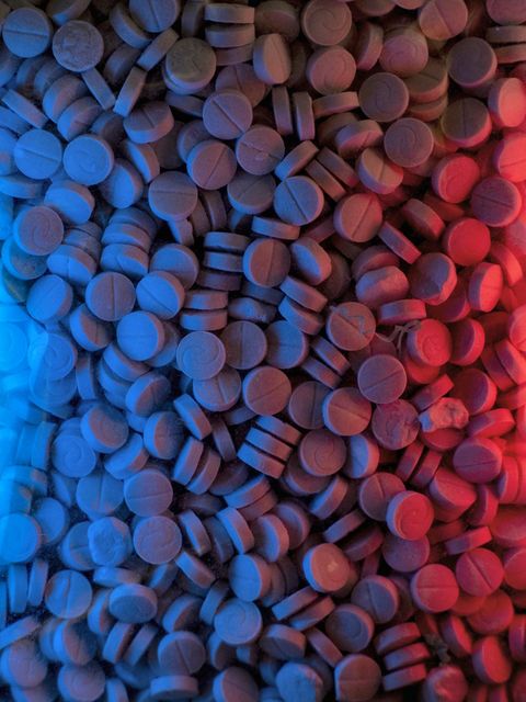 Nahaufnahme vieler weißer Tabletten