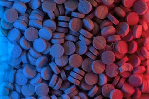 Nahaufnahme vieler weißer Tabletten