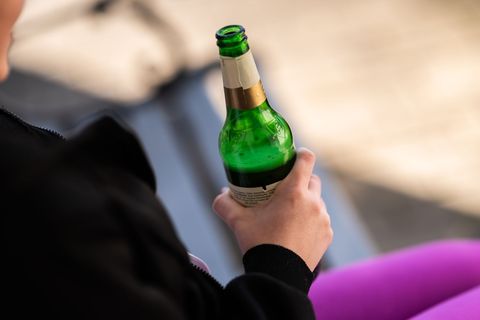 Die Zahl der Kinder und Jugendlichen in Niedersachsen, die nach Alkoholmissbrauch in einem Krankenhaus behandelt werden musste,