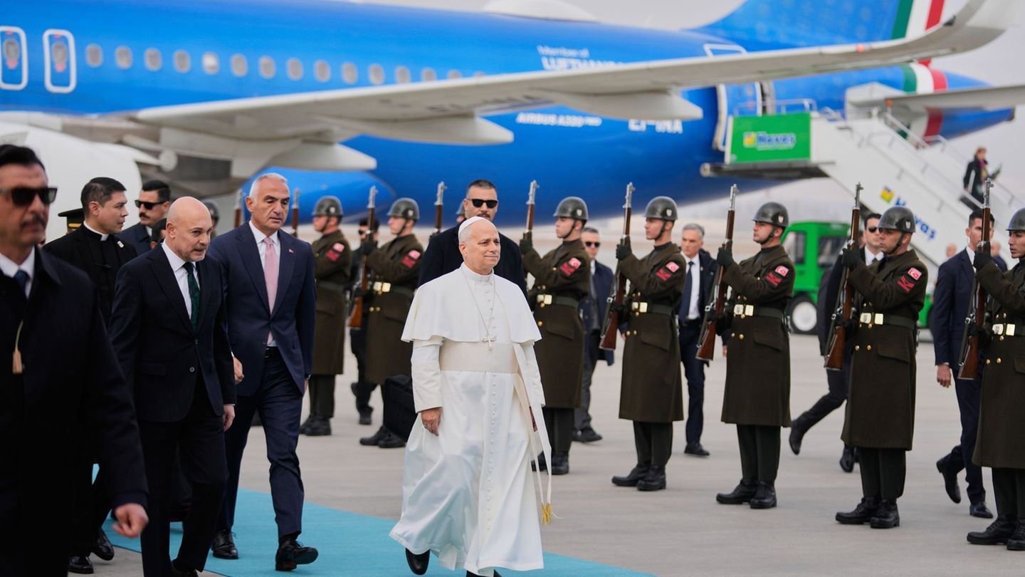 Erste Reise-Station von Papst Leo XIV., Oberhaupt von weltweit 1,4 Milliarden Katholiken, ist die Türkei. Foto: Khalil Hamra/AP/