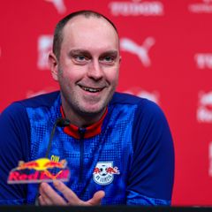 Ole Werner erklärt die taktische Ausrichtung seines Teams. (Archivbild) Foto: Jan Woitas/dpa