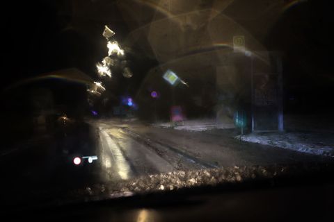 Regen auf kalten Boden verursacht der DWD-Vorhersage zufolge Glatteis im Südosten. (Archivbild) Foto: Karl-Josef Hildenbrand/dpa