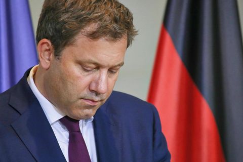 Finanzminister Lars Klingbeil schaut auf den Boden: Mit den neuen Schulden soll auch das Wachstum angekurbelt werden