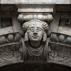 Der Angeklagte soll zwischen 2018 und 2022 als Leiter von Callcentern an einem umfangreichen Betrug mit Trading-Plattformen im I