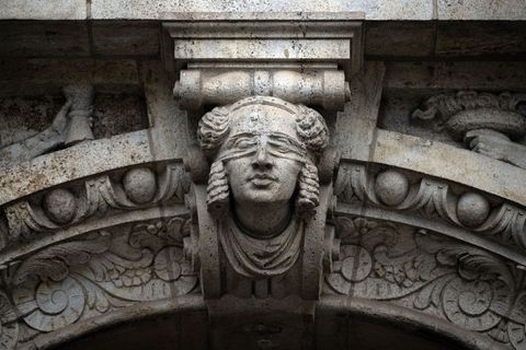 Der Angeklagte soll zwischen 2018 und 2022 als Leiter von Callcentern an einem umfangreichen Betrug mit Trading-Plattformen im I