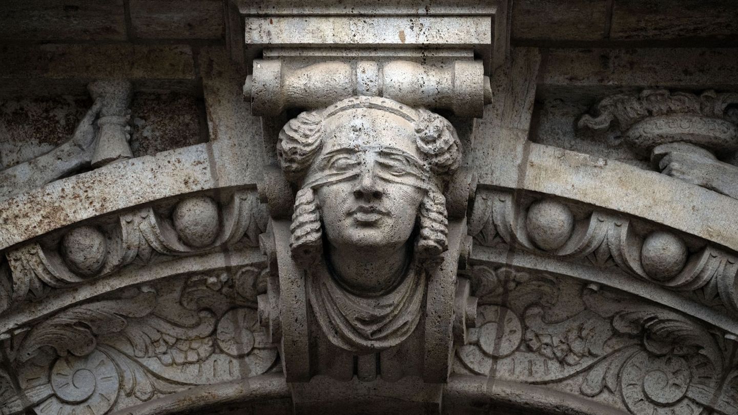 Der Angeklagte soll zwischen 2018 und 2022 als Leiter von Callcentern an einem umfangreichen Betrug mit Trading-Plattformen im I