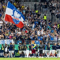 Fans des 1. FC Phönix Lübeck - hier beim Pokalspiel 2024 gegen Borussia Dortmund im Hamburger Volksparkstadion. (Archivbild) Fot
