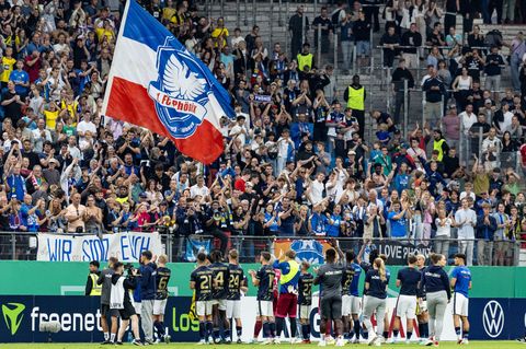 Fans des 1. FC Phönix Lübeck - hier beim Pokalspiel 2024 gegen Borussia Dortmund im Hamburger Volksparkstadion. (Archivbild) Fot