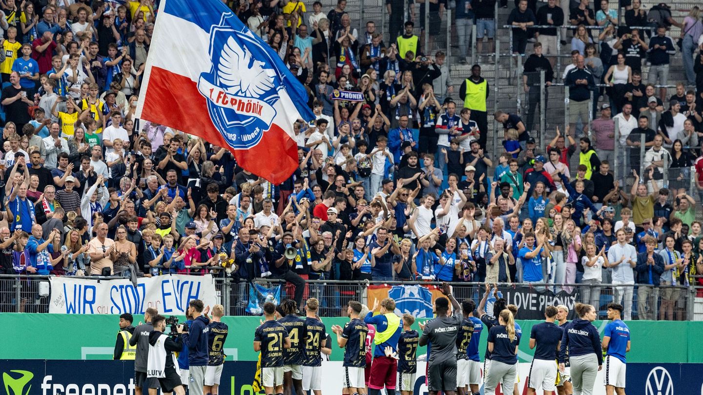 Fans des 1. FC Phönix Lübeck - hier beim Pokalspiel 2024 gegen Borussia Dortmund im Hamburger Volksparkstadion. (Archivbild) Fot