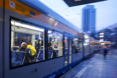 Verdi fordert die 35-Stunden-Woche im Nahverkehr. (Archivbild) Foto: Jan Woitas/dpa