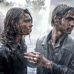 Herbig-Matten genoss nach dem Glamour-Look in "Maxton Hall" vor allem die Western-Ästhetik der Serie: "Ich fand dieses Dreckigsein cool. Dass weder von mir noch von außen darauf geachtet wurde, dass ich schön aussehe. Das war spannend, weil ich wieder wie ein Kind sein konnte. Es war egal, wenn ich Dreck im Gesicht hatte. Das hatte etwas sehr Befreiendes", erzählt sie