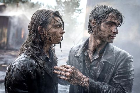 Herbig-Matten genoss nach dem Glamour-Look in "Maxton Hall" vor allem die Western-Ästhetik der Serie: "Ich fand dieses Dreckigsein cool. Dass weder von mir noch von außen darauf geachtet wurde, dass ich schön aussehe. Das war spannend, weil ich wieder wie ein Kind sein konnte. Es war egal, wenn ich Dreck im Gesicht hatte. Das hatte etwas sehr Befreiendes", erzählt sie