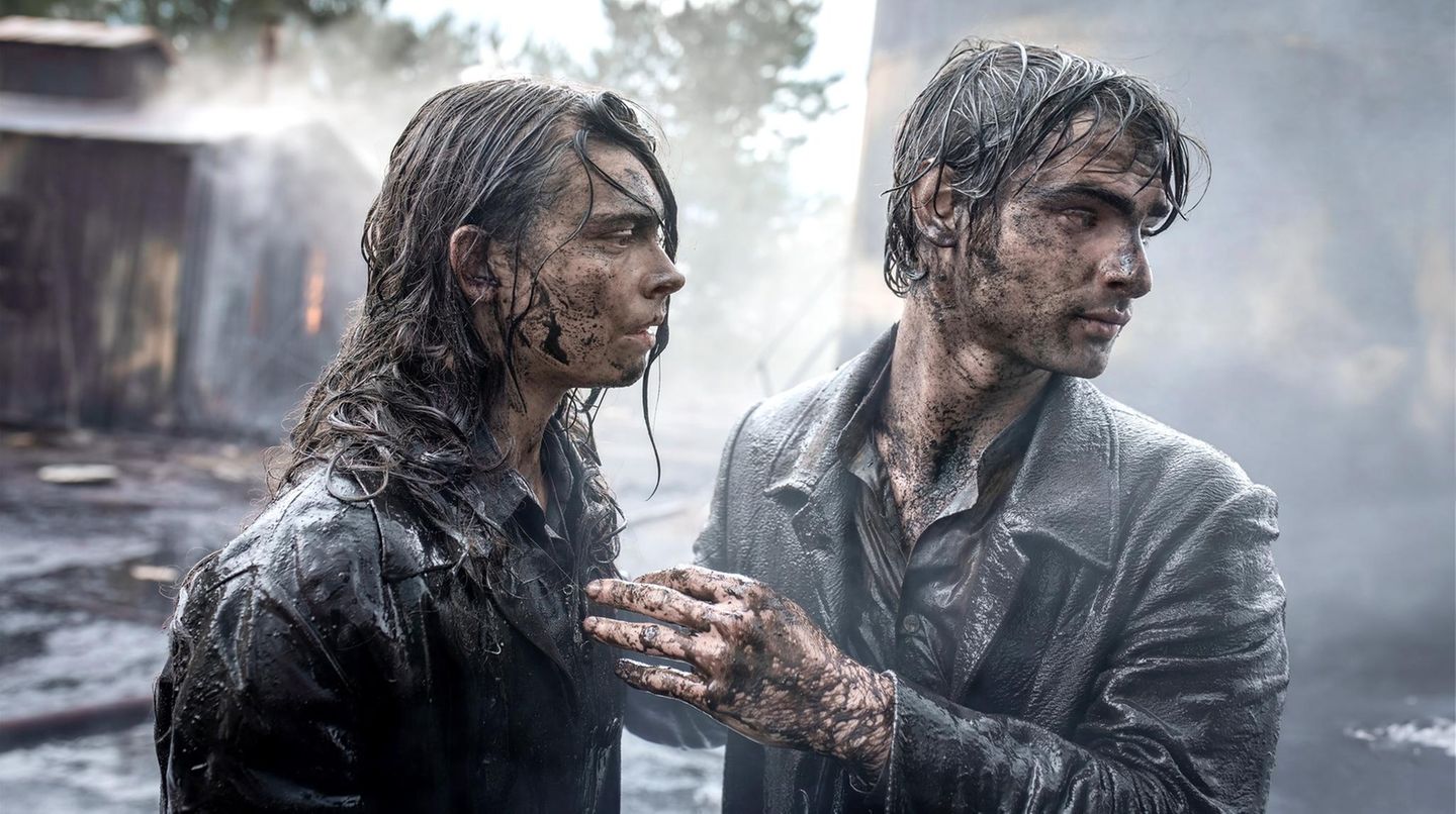 Herbig-Matten genoss nach dem Glamour-Look in "Maxton Hall" vor allem die Western-Ästhetik der Serie: "Ich fand dieses Dreckigsein cool. Dass weder von mir noch von außen darauf geachtet wurde, dass ich schön aussehe. Das war spannend, weil ich wieder wie ein Kind sein konnte. Es war egal, wenn ich Dreck im Gesicht hatte. Das hatte etwas sehr Befreiendes", erzählt sie