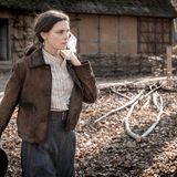 Als Bauerntochter Johanna kämpft Harriet Herbig-Matten in "Schwarzes Gold" gegen Ungerechtigkeit. "Nach 'Maxton Hall' wollte ich unbedingt etwas anderes spielen. Mir wird schnell langweilig und ich mag das Gefühl nicht, auf der Stelle stehen zu bleiben. 'Schwarzes Gold' war genau richtig, weil es ein ganz anderes Genre ist und weil meine Figur Johanna eine starke, wütende Frau ist. Wut ist für mich privat sehr fremd. Es war toll, dieses Gefühl der Wut durch die Rolle zu lernen und auszuleben", erzählt die 22-Jährige dem stern