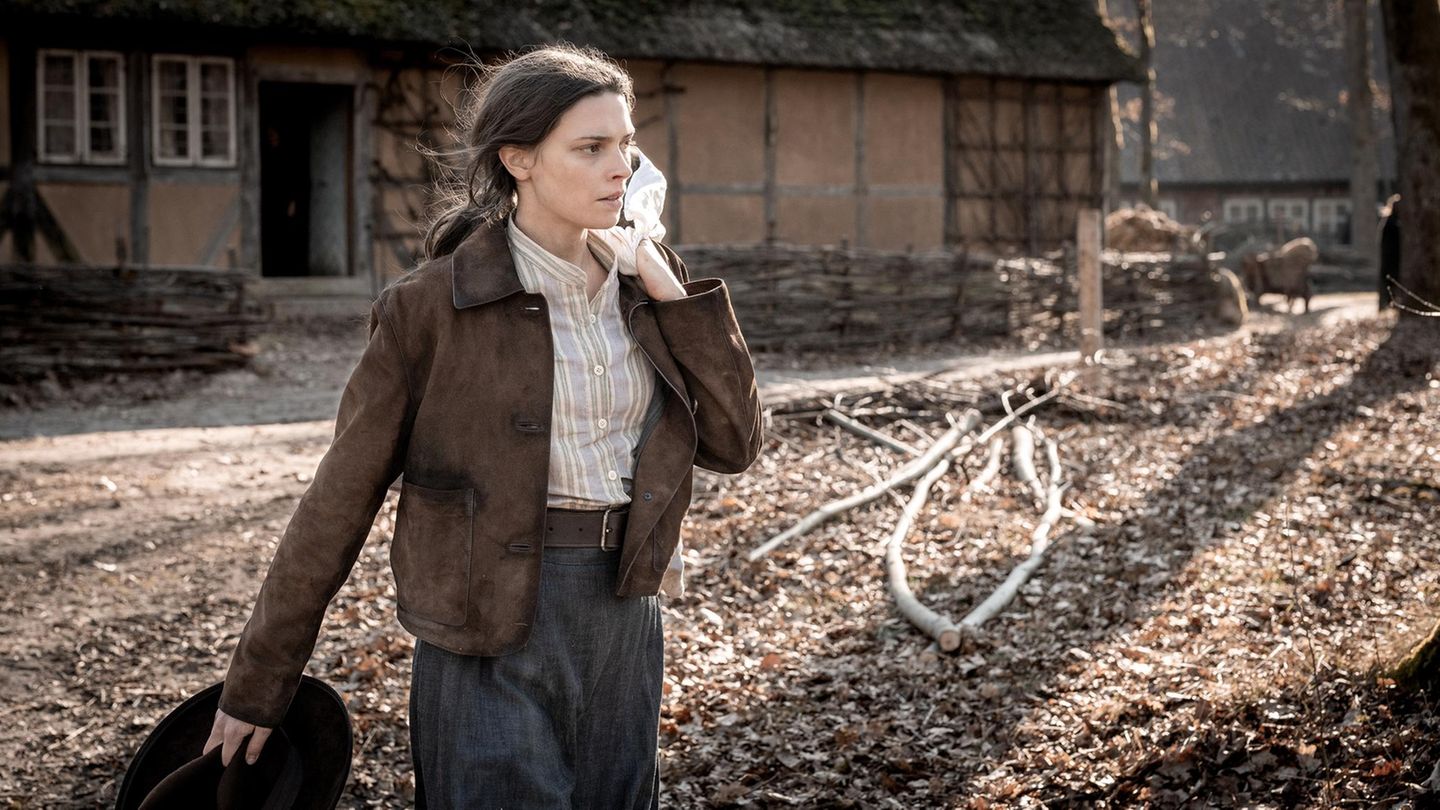 Als Bauerntochter Johanna kämpft Harriet Herbig-Matten in "Schwarzes Gold" gegen Ungerechtigkeit. "Nach 'Maxton Hall' wollte ich unbedingt etwas anderes spielen. Mir wird schnell langweilig und ich mag das Gefühl nicht, auf der Stelle stehen zu bleiben. 'Schwarzes Gold' war genau richtig, weil es ein ganz anderes Genre ist und weil meine Figur Johanna eine starke, wütende Frau ist. Wut ist für mich privat sehr fremd. Es war toll, dieses Gefühl der Wut durch die Rolle zu lernen und auszuleben", erzählt die 22-Jährige dem stern