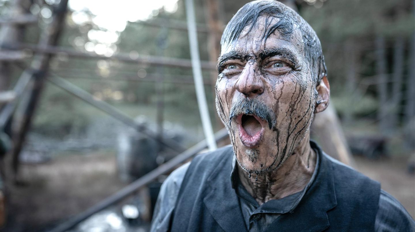 Der von Aaron Hilmer gespielte Richard muss sich mit seinem skrupellosen Vater Wilhelm Pape (Tom Wlaschiha) auseinandersetzen. "Richard ist ein Visionär. Er steht für eine neue Generation, die versucht, es besser zu machen", sagt der Schauspieler über seine Rolle. "Aber er will gleichzeitig seinem Vater gefallen, ihn stolz machen – obwohl die Wertvorstellungen der beiden sehr auseinandergehen. Trotzdem lässt er sich nicht entmutigen, das gefällt mir an ihm"