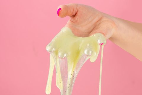 Immunsystem: Schleim rinnt durch eine Hand