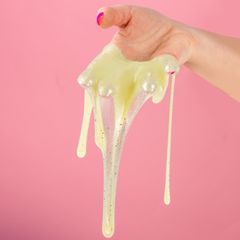 Immunsystem: Schleim rinnt durch eine Hand