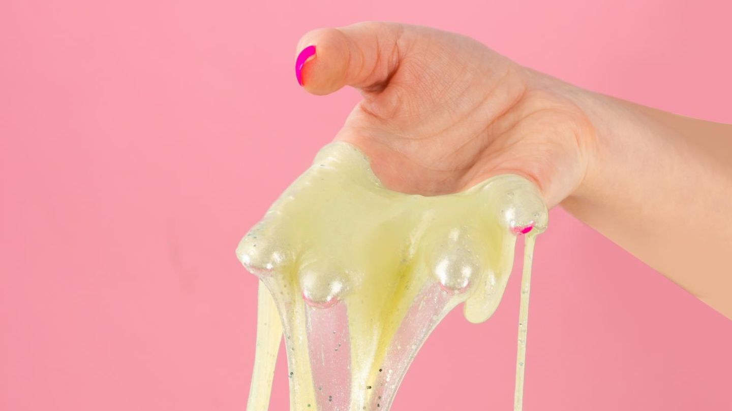 Immunsystem: Schleim rinnt durch eine Hand