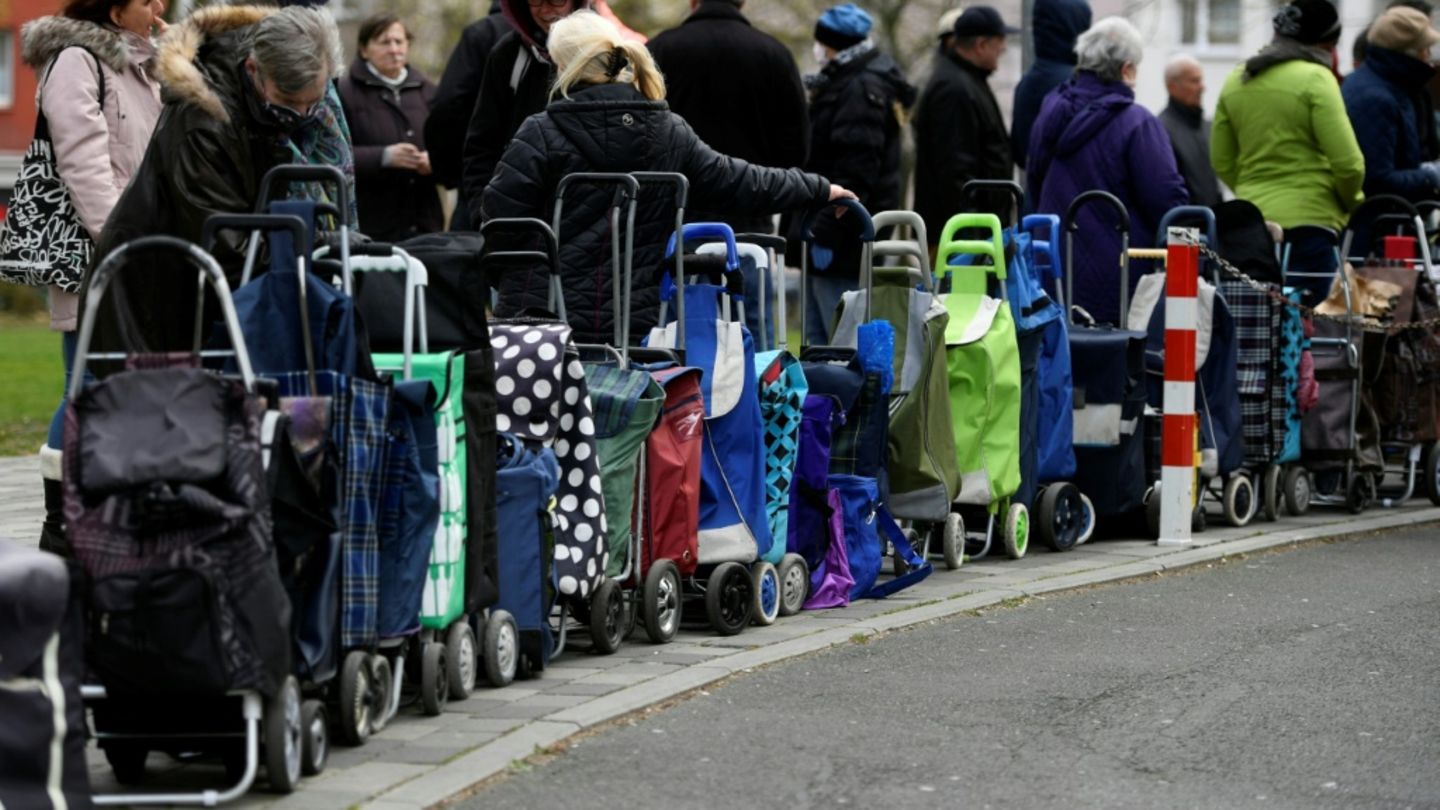 Warteschlange vor Tafel
