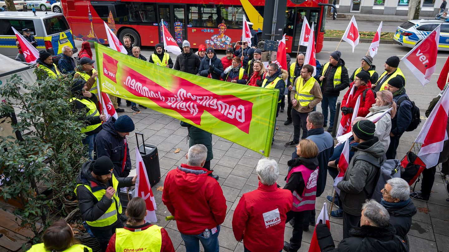 Verdi hat seine Forderungen für die Tarifverhandlungen im bayerischen Nahverkehr übergeben. Foto: Peter Kneffel/dpa