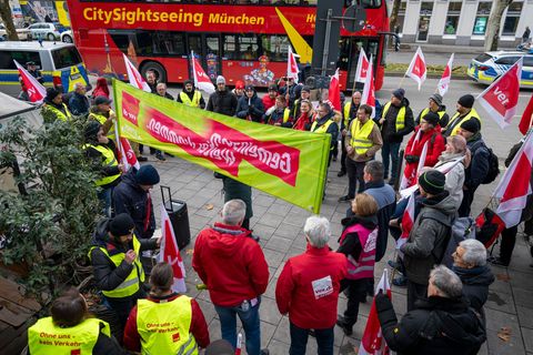 Verdi hat seine Forderungen für die Tarifverhandlungen im bayerischen Nahverkehr übergeben. Foto: Peter Kneffel/dpa