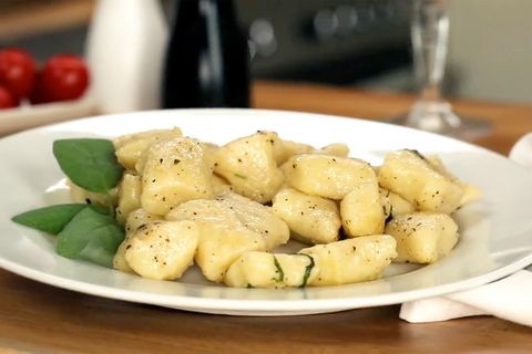 Das beste Rezept für Gnocchi in Salbeibutter