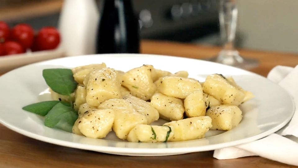 Das beste Rezept für Gnocchi in Salbeibutter
