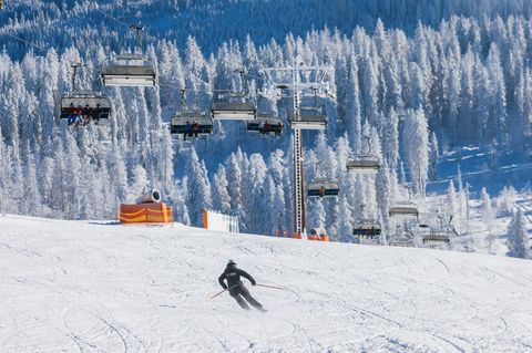 Skigenuss pur - bei bestem Wetter geht am Felberg die Wintersaison los. Foto: Philipp von Ditfurth/dpa