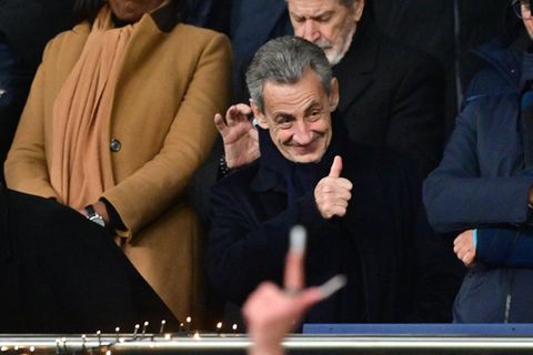 Daumen hoch: Zumindest beim Fußball ist für Nicolas Sarkozy die Welt noch in Ordnung.