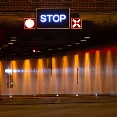 Eine Röhre des Tunnels ist derzeit gesperrt. (Symbolbild) Foto: Jonas Walzberg/dpa