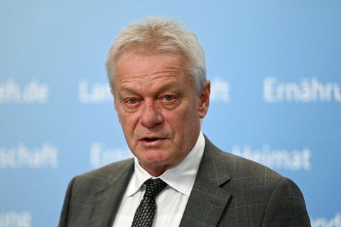 Alois Rainer stellt die Ergebnisse des Reports "Deutschland, wie es isst" vor. Foto: Elisa Schu/dpa