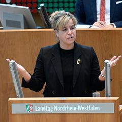 NRW-Wirtschaftsministerin Mona Neubaur (Grüne) spricht sich angesichts der wirtschaftlichen Schwäche für flexible Antworten in d