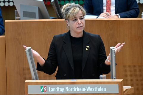 NRW-Wirtschaftsministerin Mona Neubaur (Grüne) spricht sich angesichts der wirtschaftlichen Schwäche für flexible Antworten in d